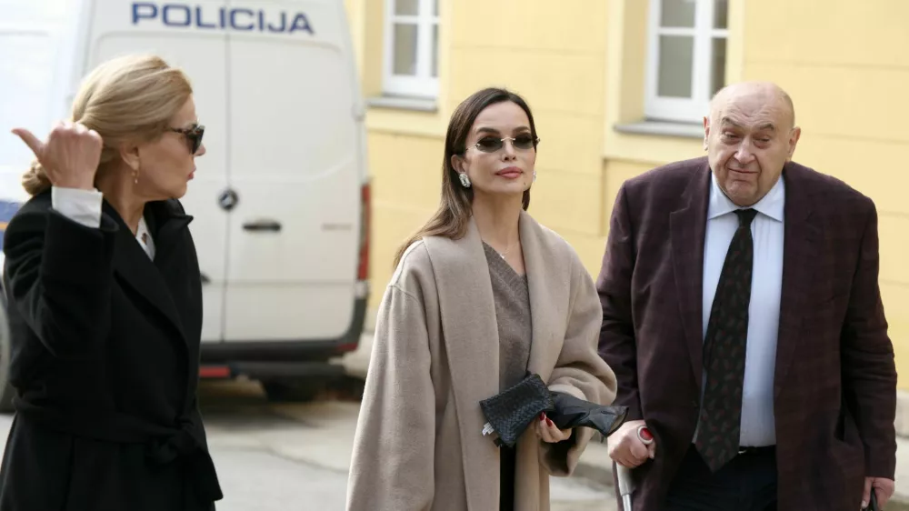 Severina Vučković na poti na sodi&scaron;če. 