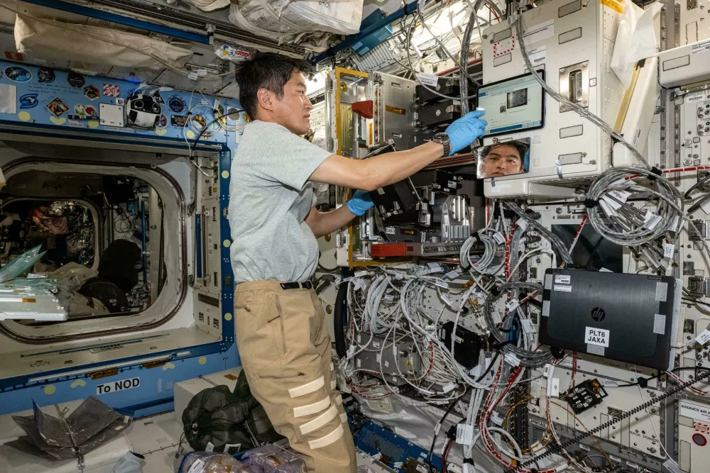 Popravilo na enem izmed modulv ISS. Foto: Nasa