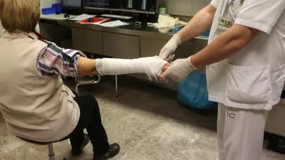 - Mavčarna - zaradi &scaron;tevilnih padcev, zvinov in zlomov aktivirali zeleni alarm za množične nesreče - 13.01.2017 - Urgenca - Urgentni kirur&scaron;ki blok UKC - Univerzitetni klinični center v Ljubljani - povečano &scaron;tevilo po&scaron;kodb zaradi vremenskih razmer -   //FOTO: Luka Cjuha.