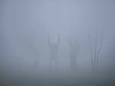 Three men participate in a laughter therapy session on a cold foggy morning in Srinagar, Indian controlled Kashmir, Monday, Nov. 20, 2023. (AP Photo/Mukhtar Khan) / Foto: Mukhtar Khan