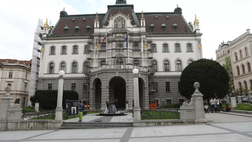 16.04.2025 - Univerza v Ljubljani - Rektorat - 16.4.2025 - Prof. dr. Irena Mlinarič-Ra&scaron;čan in prof. dr. Gregor Majdič bosta podala izjavi za medije pred RektoratomFoto: Luka Cjuha