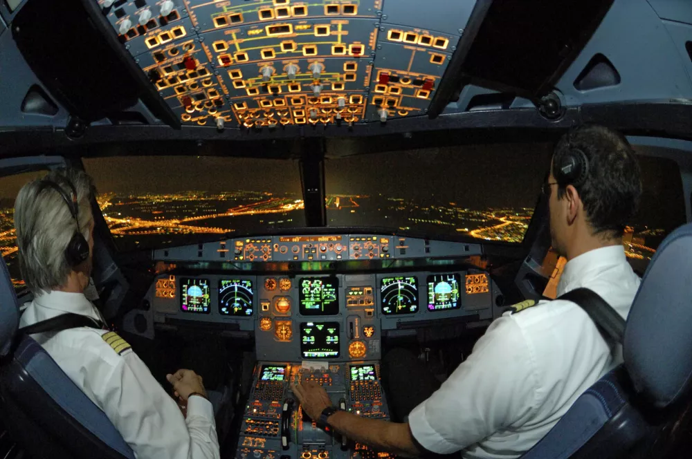Pilots in the cockpit of an Airbus 321 during approach,Image: 43404168, License: Rights-managed, Restrictions:, Model Release: yes