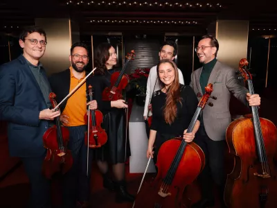 Godalni sekstet alumnov Mladinskega orkestra Gustava Mahlerja sestavljajo violinista Matjaž Bogataj in Jules Dussap, violista&nbsp;Santa Vižine in Florian Peelman ter violončelista&nbsp;Maru&scaron;a Turjak Bogataj in L&eacute;onard Frey-Maibach. F arhiv CD&nbsp;