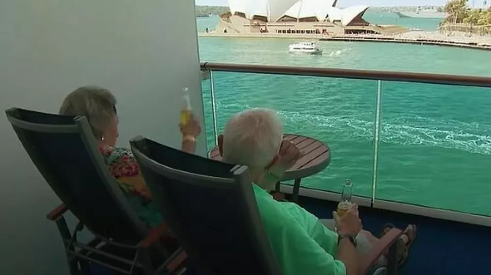 Par že več let uživa na križarki. Foto: zajem zaslona