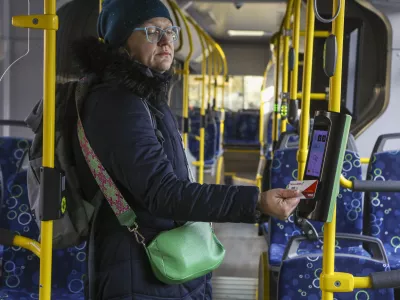 - 29.11.2023 &ndash; Ljubljanski potni&scaron;ki promet (LPP) - predstavitev nove digitalne re&scaron;itve - plačevanje avtobusnih vozovnic s plačilnimi karticami na mestnih in medkrajevnih linijah - //FOTO: Luka Cjuha