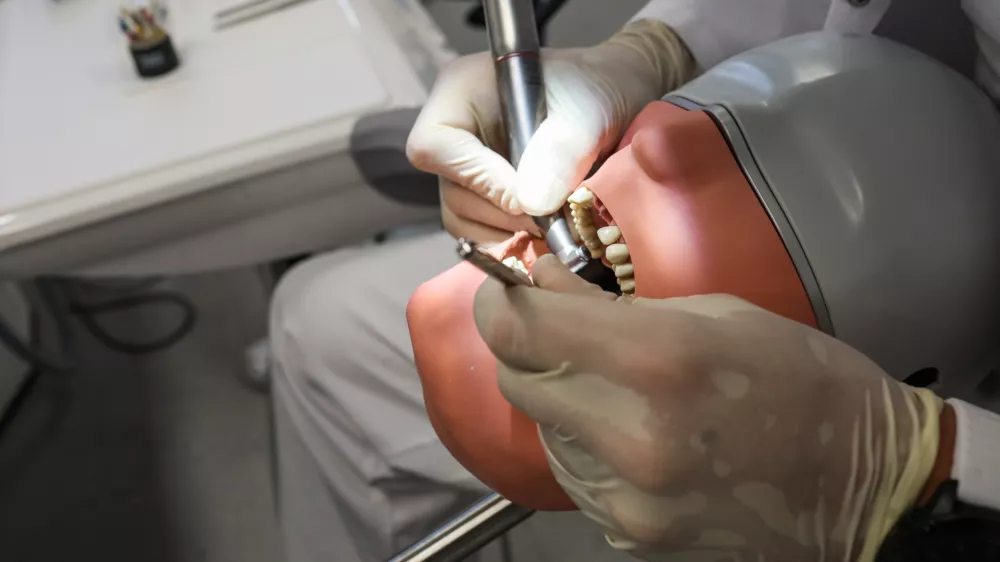 - simbolična fotografija - dentalna medicina - zobna medicina - zobozdravstvo -- 19.01.2023 &ndash; Medicinska fakulteta Univerze v Ljubljani (MF UL) - novi Center za učenje kliničnih ve&scaron;čin za področje dentalne medicine (CUKV-DM), Corytkova ulica 2 //FOTO: Bojan Velikonja