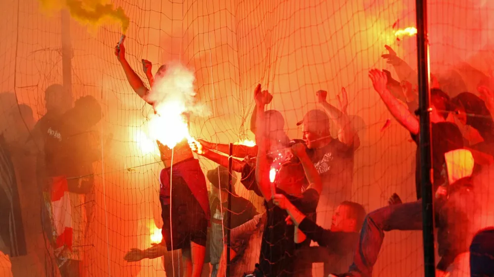 - izgredi - mariborski navija?i Viole- nogomet - Maribor: Olimpija, 1. SNL, 34. krog:- Nogometa?i Maribora so premagali ljubljansko Olimpijo s 3:2//FOTO: Toma? Skale