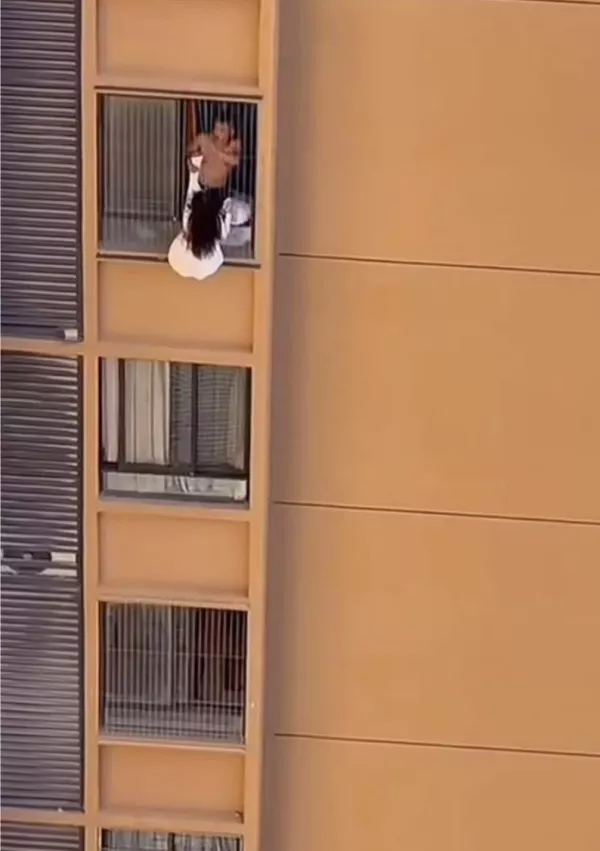 Njen ljubimec jo je poslal čez okno. / Foto: Zajem Zaslona