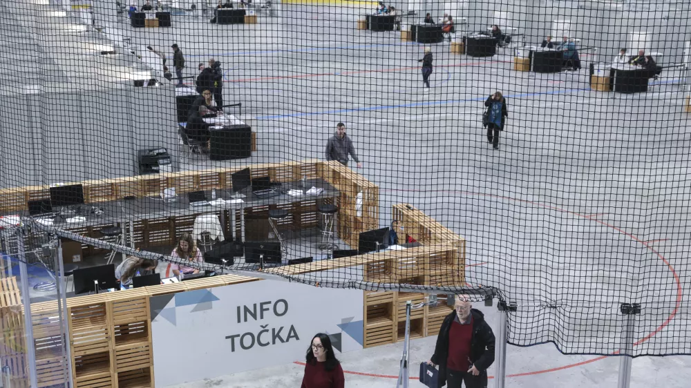 - 07.05. 2025 - predčasne volitve - referendum - voli&scaron;če Omnia//FOTO: Jaka Gasar