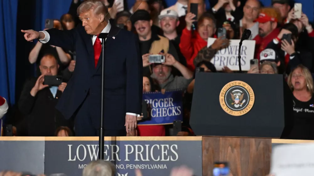 09 December 2025, US, Mt. PoconoUS President Donald Trump dances in front an audience at Mt Airy Casino. PhotoAimee Dilger/SOPA Images via ZUMA Press Wire/dpa / Foto: 