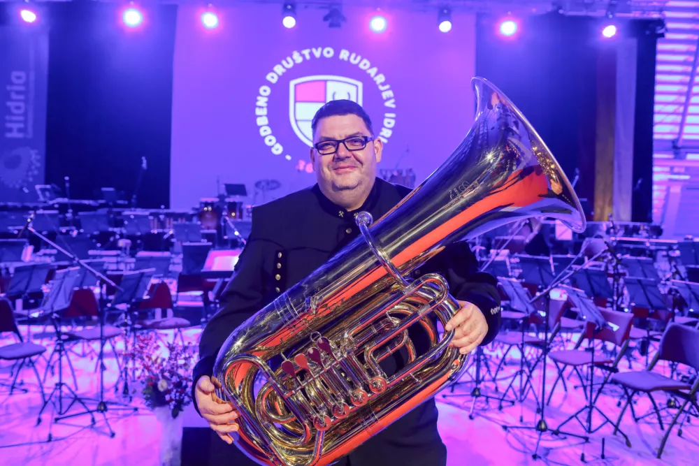 Tomaž Vencelj, župan občine Idrija in že 35 let tudi godbenik, je prepričan, da Idrija brez godbe ne bi bila prava Idrija. / Foto: Bojan Velikonja