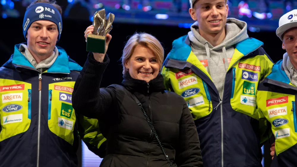 - Alenka Dovžan je na 58. Pokalu Vitranc uradno postala članica Hrama &scaron;portnih junakov.- 09.03.2019 - 58. pokal Vitranc 2019 v Kranjski Gori, FIS Svetovni pokal v alpskem smučanju za mo&scaron;ke &ndash; žreb za slalom //FOTO: Matjaž Ru&scaron;t