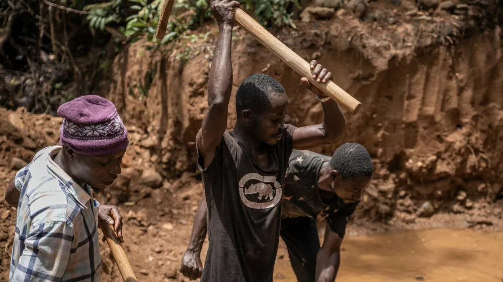 Va&scaron;čani posku&scaron;ajo z rudarjenjem zlata zaslužiti nekaj drobiža. Foto: Profimedia