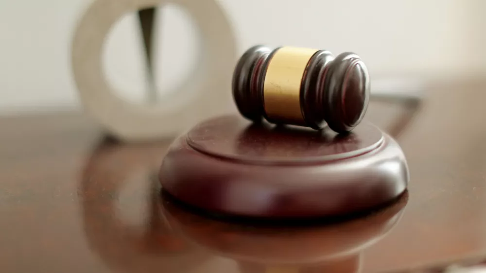 - simbolična fotografija 2016 - sodni&scaron;ko kladivo - simbol sodstva - pravice prava - pravosodje - pravo - pravičnost - pravica - pravni sistem - tožilstvo - sodna oblast - sodi&scaron;ča - sodniki - pravniki -  //FOTO: Bojan Velikonja