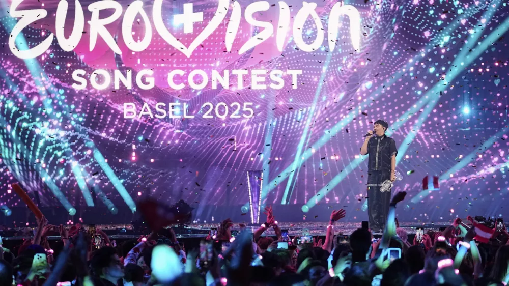 JJ from Austria stands on the stage with the trophy after winning the Grand Final of the 69th Eurovision Song Contest, in Basel, Switzerland, Saturday, May 17 2025. (AP Photo/Martin Meissner) / Foto: Martin Meissner