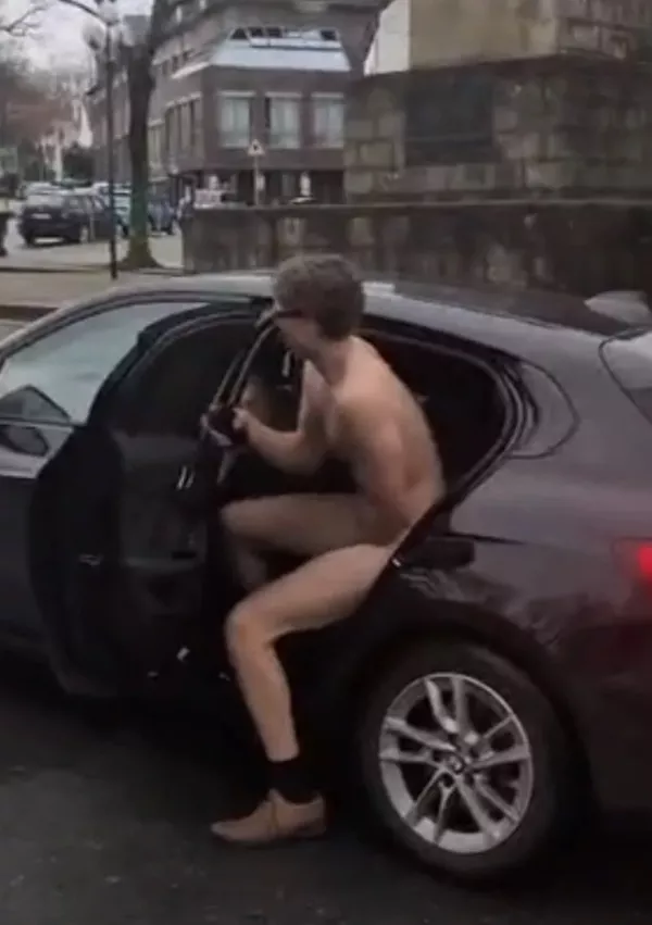 V bližini so imeli pripravljene avtomobile. / Foto: Zajem Zaslona