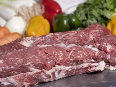 Ma&scaron;čoba daje govejemu mesu, če ga znamo pripraviti, pravi okus. In to niti ni najdražji kos mesa! / Foto: Istock