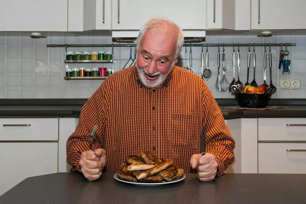 A man sits in the kitchen looking at his wife's delicious meatballs with an expression on his face as if he just won the lottery numbers! / Foto: Edgar G. Biehle