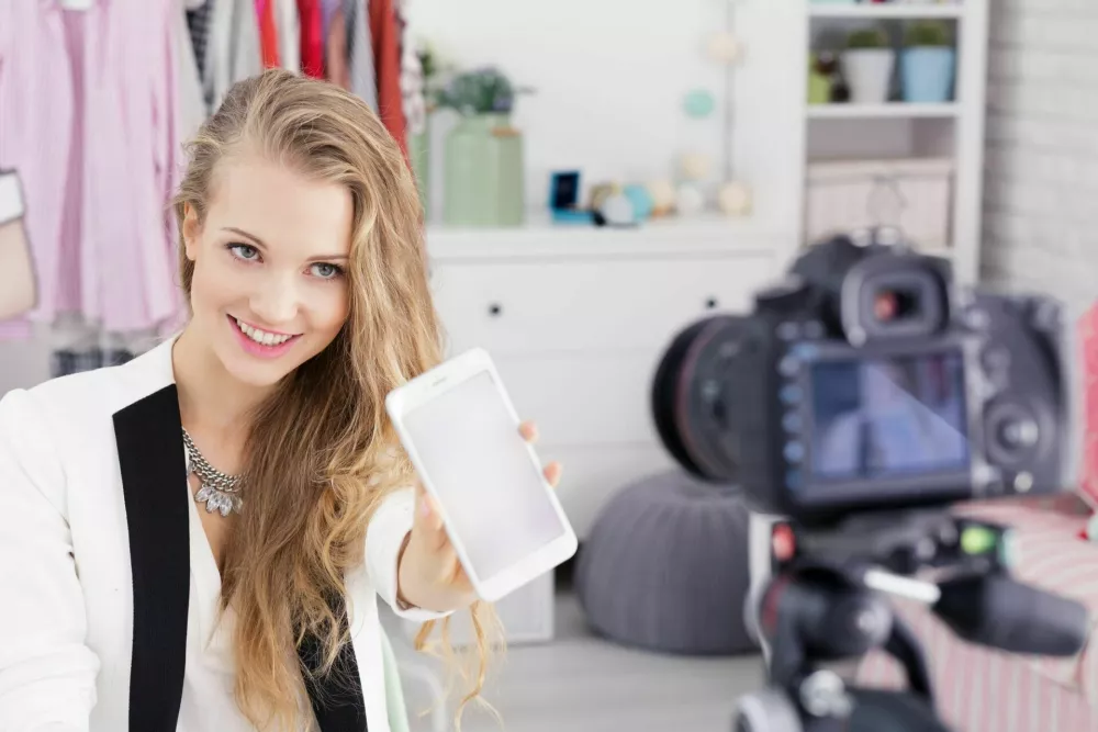 Famous girl is making video diary in studio about fashion and new technologies / Foto: Katarzynabialasiewicz