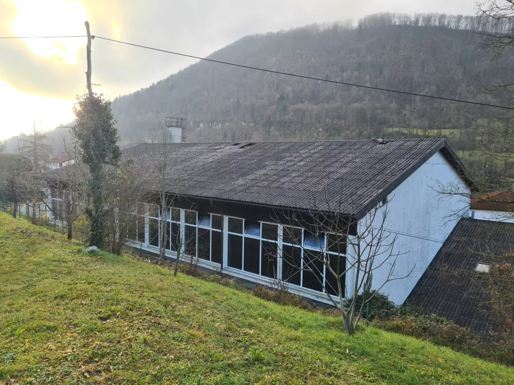 Most na Soci, Osnovna sola Dusana Muniha Most na Soci.Ponoci je zagorelo v telovadnici Osnovne sole Dusana Muniha Most na Soci, pri cemer je pogorelo skorajda celotno ostresje telovadnice.