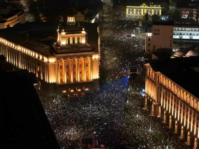 A drone view shows protesters demonstrating outside the parliament during an anti-government rally, in Sofia, Bulgaria, December 10, 2025. REUTERS/Spasiyana Sergieva