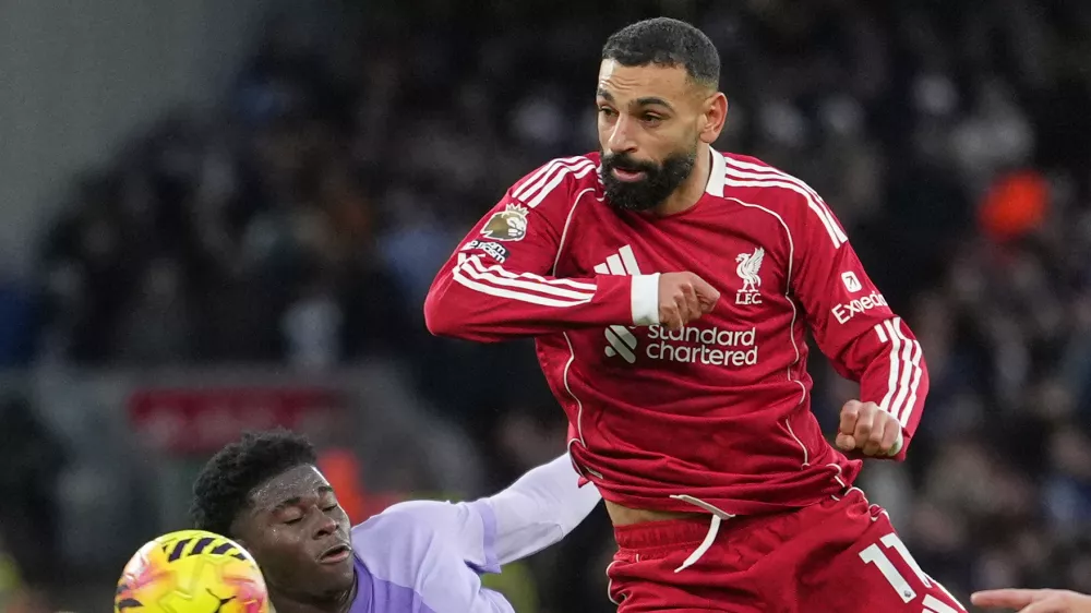 Liverpool's Mohamed Salah, right, challenges for the ball with Brighton's Carlos Baleba, left, during the English Premier League soccer match between Liverpool and Brighton and Hove Albion in Liverpool, England, Saturday, Dec. 13, 2025. (AP Photo/Jon Super) / Foto: Jon Super