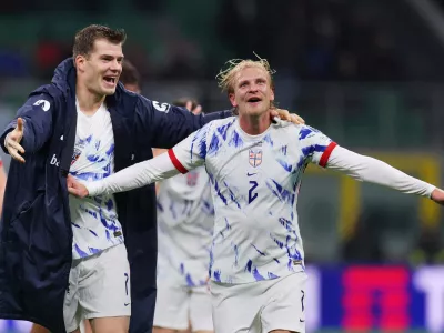 Soccer Football - World Cup - UEFA Qualifiers - Group I - Italy v Norway - San Siro, Milan, Italy - November 16, 2025 Norway's Alexander Sorloth and Morten Thorsby celebrate after the match REUTERS/Claudia Greco / Foto: Claudia Greco