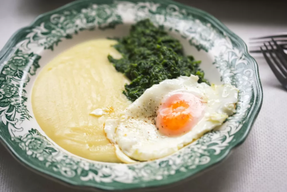 Fried egg served with mashed potatoes and spinach / Foto: Bartosz Luczak