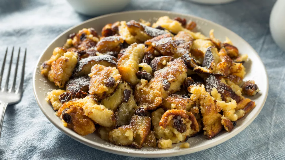 Homemade German Kaiserschmarrn Pancake with Raisins and Sugar / Foto: Bhofack2