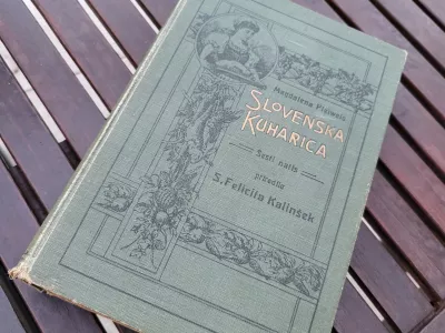 &Scaron;esto izdajo Slovenske kuharice Magdalene Pleiweis je izpopolnila Felicita Kalin&scaron;ek, &scaron;olska sestra in učiteljica na tedanji Gospodinjski &scaron;oli &ndash;&nbsp;in nastala je kultna kuharska knjiga. / Foto: Katja Gle&scaron;čič
