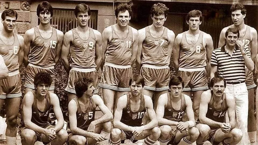 Jugoslovanska ko&scaron;arkarska reprezentanca v najbolj&scaron;i postavi, spodaj med Dalipagićem in Slavničem, drugi z desne čepi Peter Vilfan.  / Foto: Facebook Petera Vilfana