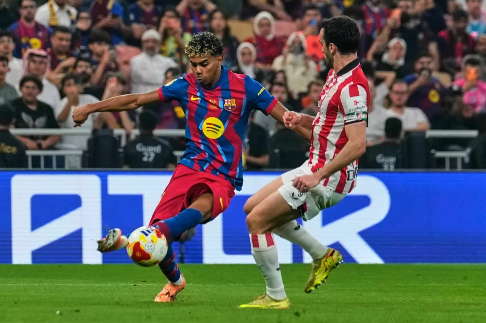 Barcelona's Lamine Yamal, left,31 kicks the ball during the Spanish Super Cup semifinal soccer match against Athletic Club Bilbao at King Abdullah Sports City Stadium in Jeddah, Saudi Arabia, Wednesday, Jan. 7, 2026. (AP Photo/Altaf Qadri) / Foto: Altaf Qadri