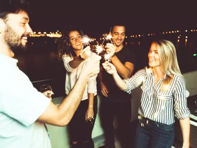 Young people dancing / Foto: Stockrocket