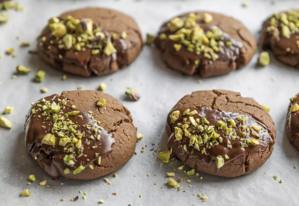 Chocolate Cookies Covered with Chocolate and Sprinkled with Chopped Pistachios &ndash; Perfect for Christmas / Foto: Funkybg