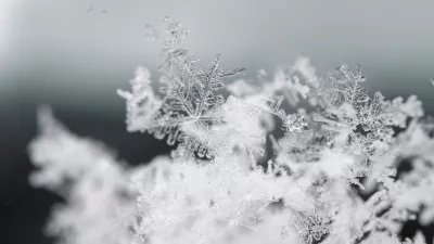 Snežinka pod drobnogledom. Slika je simbolična. / Foto: Istock