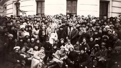 Vladimir Lenin, Kliment Voro&scaron;ilov, Lev Trocki&nbsp;in vojaki, v Petrogradu leta 1921 / Foto: Wikipedija