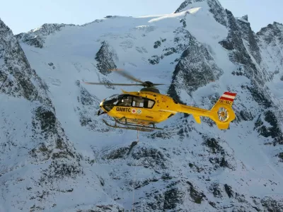 "Grossglockner, Austria - October 30, 2011: Rescue helicopter from Austrian Mountain Rescue Service flying at accident site at October 30, 2011. At 2001 Rescue Service performed a total of 6508 rescues." / Foto: Boggy22