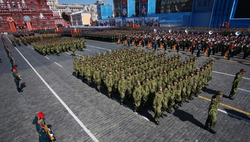 MOSCOW, RUSSIA - MAY 07: Russian army soldiers in Soviet uniform of WWII march along Red Square during the final rehearsal of the Victory Day parade ahead of celebrations to mark the 70th anniversary of the 1945 victory over Nazi Germany and the end of World War II on May 7, 2015 in Moscow, Russia. The city of Moscow will celebrate the anniversary on May 9 with a Victory Day international military parade and other events that most European leaders are snubbing due to Russia's involvement in the war in eastern Ukraine. (Photo by Sasha Mordovets/Getty Images) / Foto: Sasha Mordovets