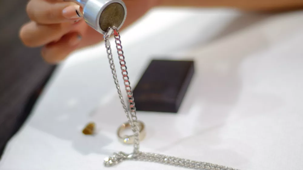 zlatarna - zlatarstvo - zlato - prodaja - odkup zlata - srebro - žlahtne kovine - nakit    //FOTO: Tomaž Zajel&scaron;nik