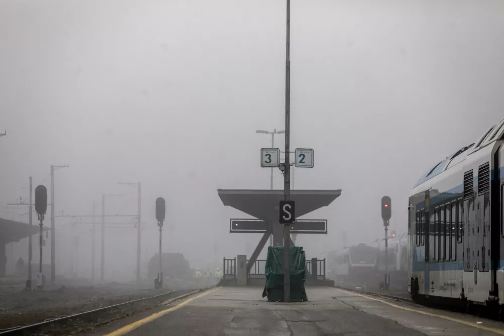 12.12.2025 - reportaža megla - megla v Ljubljani - ljubljanska megla - Železni&scaron;ka postaja LjubljanaFoto: Luka Cjuha
