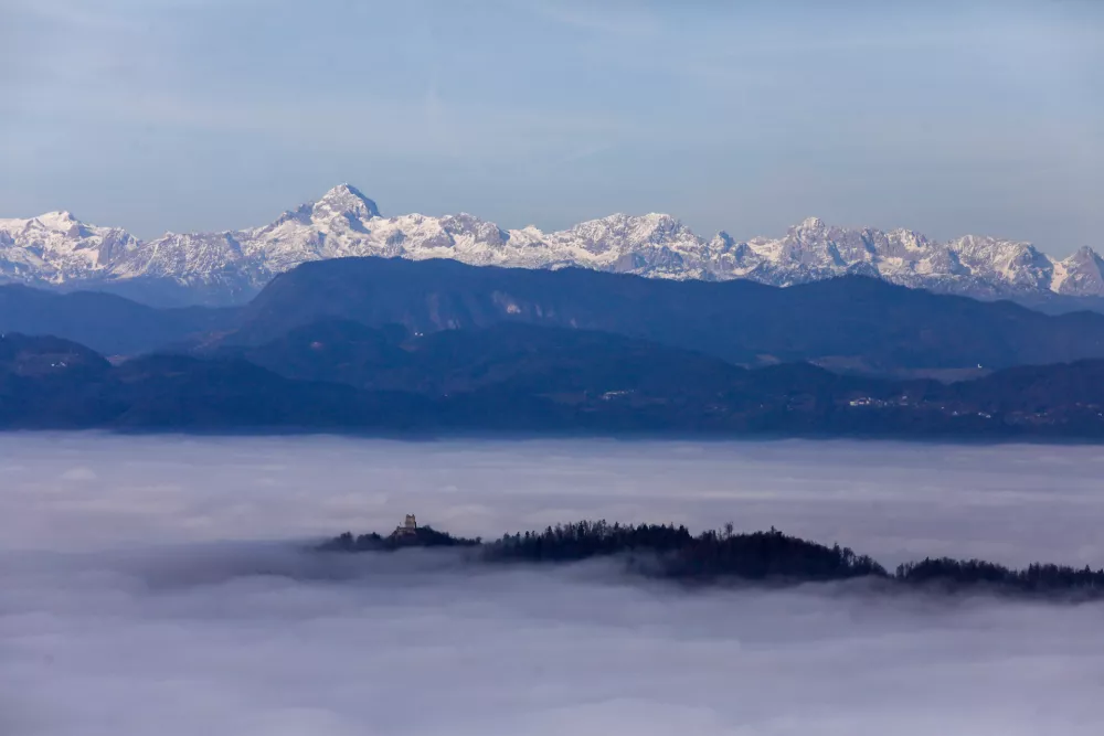 12.12.2025 - reportaža megla - megla v Ljubljani - ljubljanska megla - Ra&scaron;ica razgledni stolp - TriglavFoto: Luka Cjuha