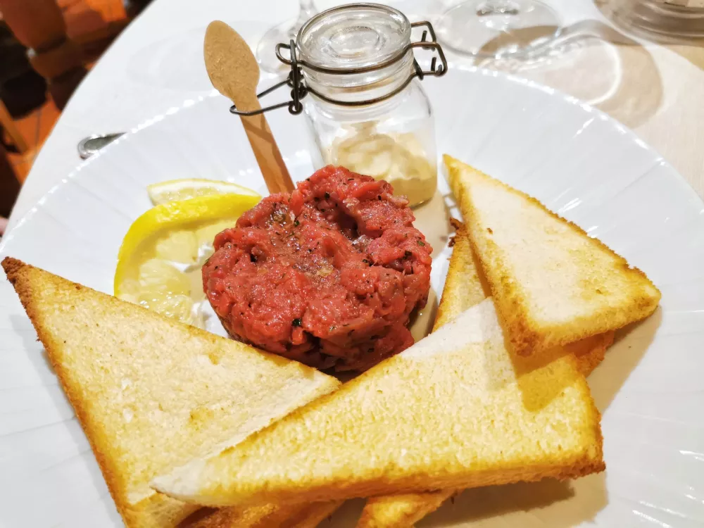 Tatarski biftek, Al Monastero