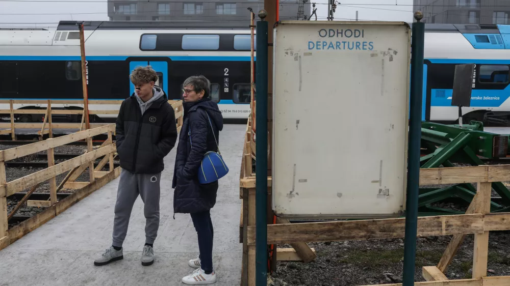 - Prometna in znakovna ureditev za začasne železni&scaron;ke tire in perone,- začasni tir,- Železni&scaron;ka postaja Ljubljana.-14.12.2025. - Prenova Železni&scaron;ke postaje Ljubljana.//FOTO: Bojan Velikonja