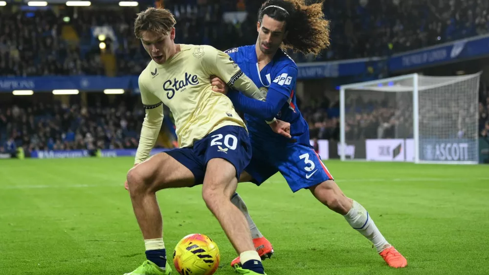 Soccer Football - Premier League - Chelsea v Everton - Stamford Bridge, London, Britain - December 13, 2025 Chelsea's Marc Cucurella in action with Everton's Tyler Dibling REUTERS/Jaimi Joy EDITORIAL USE ONLY. NO USE WITH UNAUTHORIZED AUDIO, VIDEO, DATA, FIXTURE LISTS, CLUB/LEAGUE LOGOS OR 'LIVE' SERVICES. ONLINE IN-MATCH USE LIMITED TO 120 IMAGES, NO VIDEO EMULATION. NO USE IN BETTING, GAMES OR SINGLE CLUB/LEAGUE/PLAYER PUBLICATIONS. PLEASE CONTACT YOUR ACCOUNT REPRESENTATIVE FOR FURTHER DETAILS..