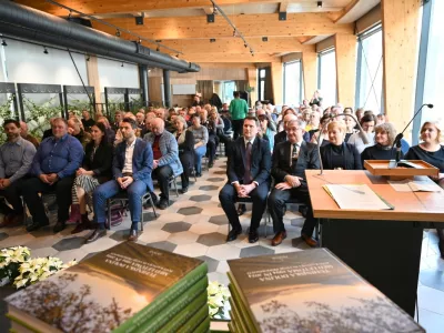 V termah Snovik je Turistično dru&scaron;tvo Tuhinjska dolina predstavilo obsežen in vsebinsko izjemno bogat zbornik, ki na več kot 300 straneh predstavlja razvoj in zgodbe doline v zadnjih tridesetih letih. F Marjan Drolc