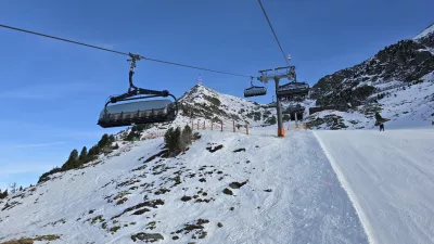 Čeprav se ekipa zaposlenih na smuči&scaron;ču trudi proge ohraniti čim bolj kvalitetne vsi, tudi smučarji, z nestrpnostjo čakajo na novo snežno po&scaron;iljko. 