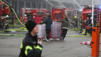Ogenj v Sparovem skladi&scaron;ču: ljudje poročajo o smradu, priporočila NIJZ, ogrožena dobava v trgovinah?