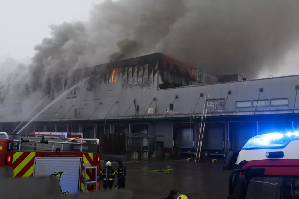 Znano, kje je zagorelo v Sparovem skladi&scaron;ču; požar poga&scaron;en