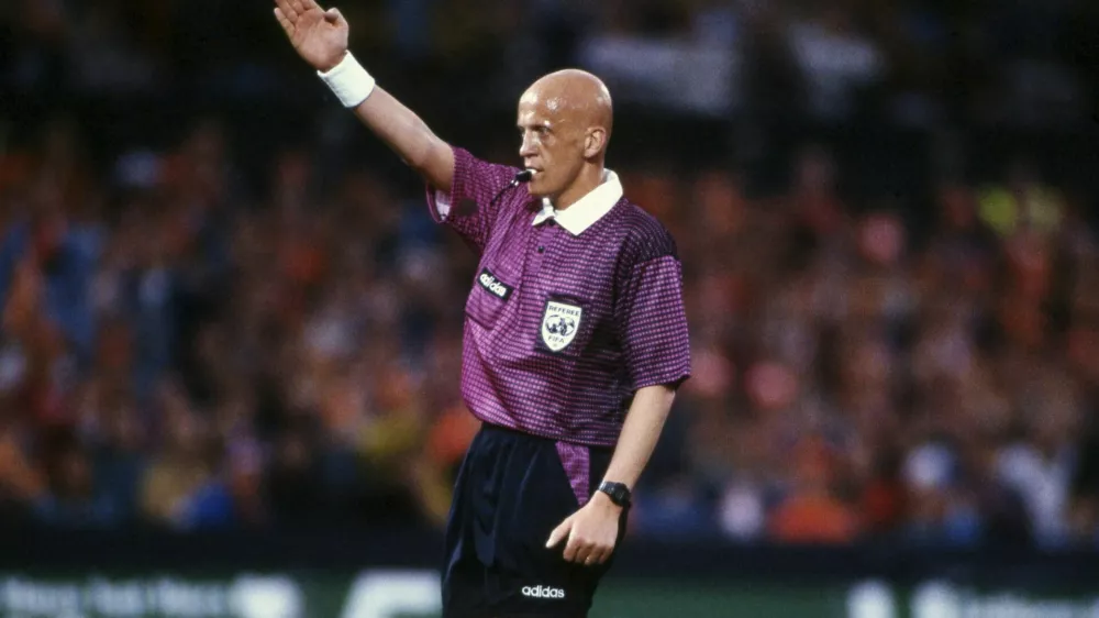 Football, firo: April 24th, 1996 Football European Championship Euro European Championship preparation, friendly match, preparation for the 1996 international match, archive photos, archive photo, archive Germany - Netherlands, Holland 0:1 Pierluigi Collina, half figure, referee Photo by: J&uuml;rgen Fromme/firo Sportphoto/picture-alliance/dpa/AP Images