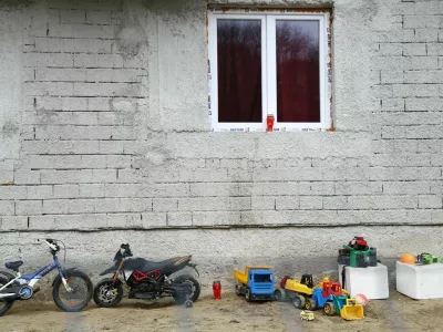 V naselju Bedekov&scaron;čina v hrva&scaron;ke Zagorju je mo&scaron;ki na rojstnodnevni zabavi umoril svojo ženo, mamo &scaron;tirih otrok, potem pa sodil &scaron;e sebi. 